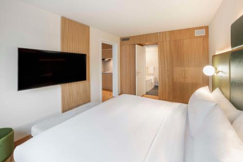 Alojamiento de 1 dormitorio con cama extragrande del hotel Hilton Berlin. Foto 2