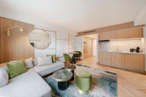 Alojamiento de 1 dormitorio con cama extragrande del hotel Hilton Berlin. Foto 4