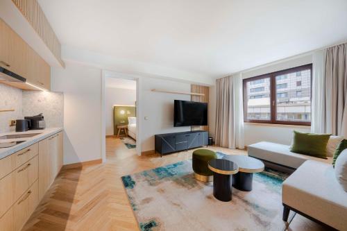Alojamiento de 1 dormitorio con cama extragrande del hotel Hilton Berlin. Foto 5