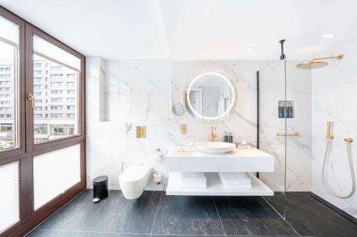 Alojamiento con cama extragrande del hotel Hilton Berlin. Foto 5