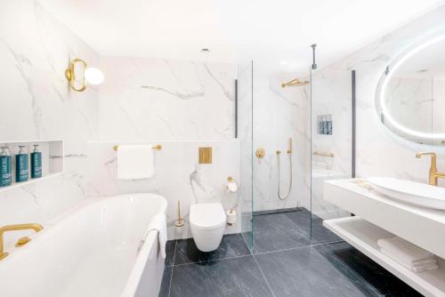 Suite de 1 dormitorio con acceso al salón del hotel Hilton Berlin