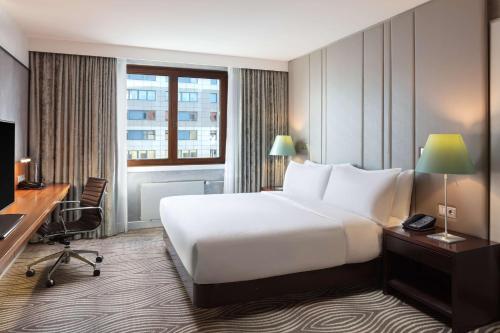 Habitación con cama extragrande y vistas al patio del hotel Hilton Berlin