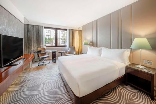 Habitación con cama extragrande y vistas al patio del hotel Hilton Berlin. Foto 1