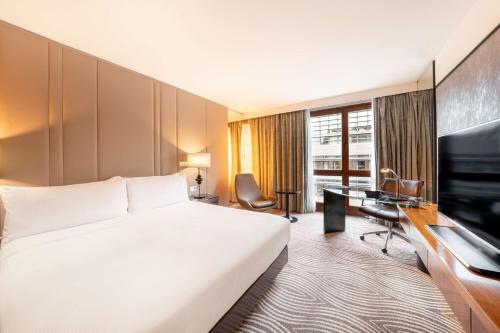 Habitación con cama extragrande del hotel Hilton Berlin. Foto 1