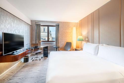 Habitación con cama extragrande y vistas a la cúpula del hotel Hilton Berlin. Foto 1