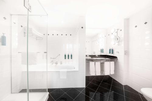 Suite esquinera de 1 dormitorio con acceso al salón del hotel Hilton Berlin