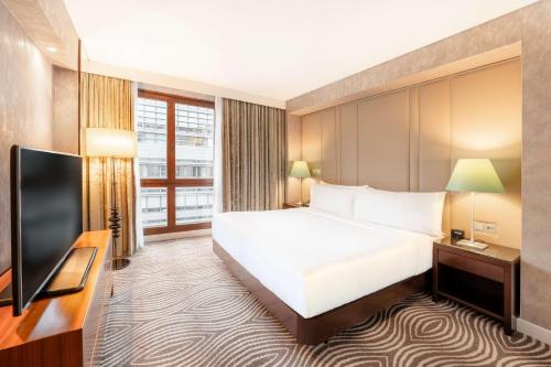 Suite esquinera de 1 dormitorio con acceso al salón del hotel Hilton Berlin. Foto 1