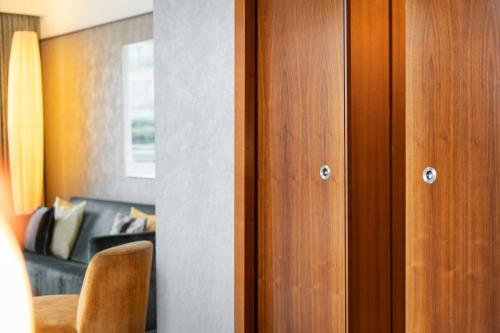 Suite esquinera de 1 dormitorio con acceso al salón del hotel Hilton Berlin. Foto 2