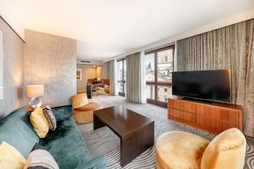 Suite esquinera de 1 dormitorio con acceso al salón del hotel Hilton Berlin. Foto 3
