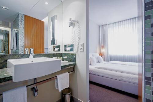 Habitación con cama grande del hotel Lindner Hotel Berlin Ku'damm. Foto 3