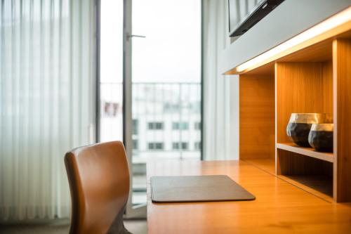 Habitación con cama grande y balcón del hotel Lindner Hotel Berlin Ku'damm. Foto 3