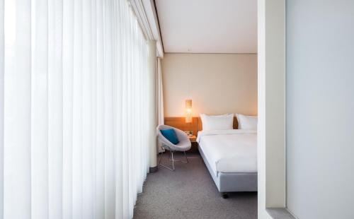 Habitación con cama grande y balcón del hotel Lindner Hotel Berlin Ku'damm. Foto 4