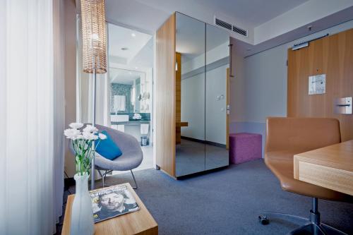 Habitación Doble en la planta alta - 2 camas del hotel Lindner Hotel Berlin Ku'damm. Foto 3