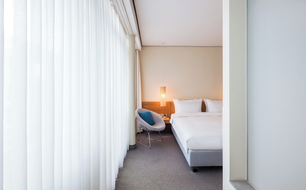 Habitación con 1 cama Queen y balcón del hotel Lindner Hotel Berlin Ku'damm