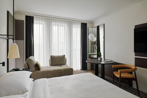 Habitación Executive con acceso al salón - Cama extragrande del hotel Berlin Marriott