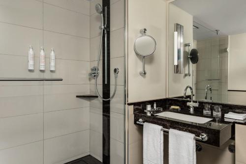 Habitación Executive con acceso al salón - Cama extragrande del hotel Berlin Marriott. Foto 3