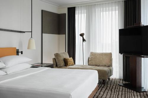 Habitación Superior - 1 cama extragrande del hotel Berlin Marriott. Foto 1
