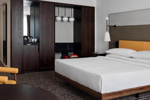 Habitación Superior - 1 cama extragrande del hotel Berlin Marriott. Foto 2