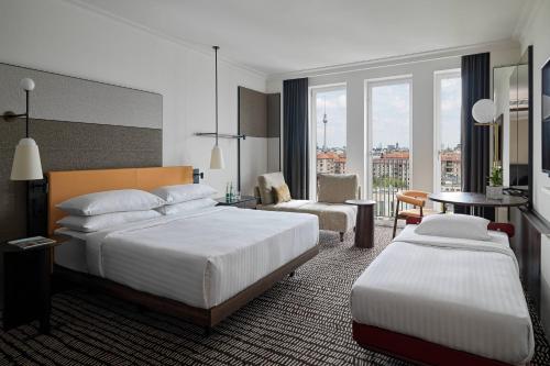 Habitación Superior - 1 cama extragrande del hotel Berlin Marriott. Foto 3