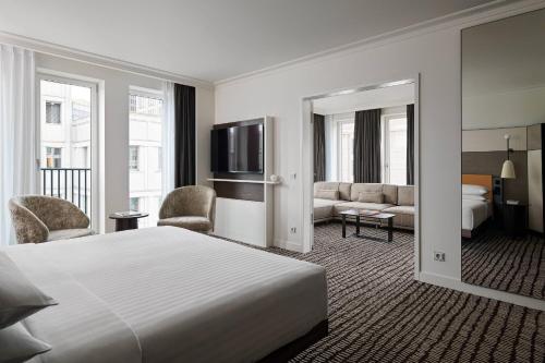 Suite Executive con acceso al salón - Cama extragrande del hotel Berlin Marriott