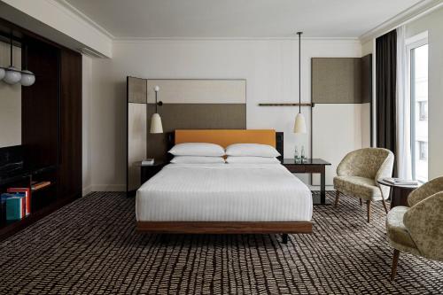 Suite Executive con acceso al salón - Cama extragrande del hotel Berlin Marriott. Foto 1