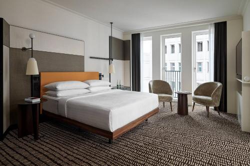 Suite Executive con acceso al salón - Cama extragrande del hotel Berlin Marriott. Foto 2