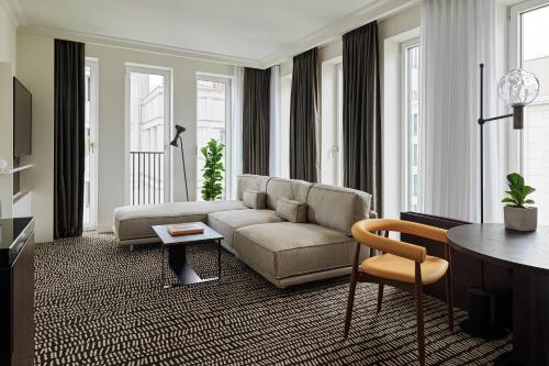 Suite Executive con acceso al salón - Cama extragrande del hotel Berlin Marriott. Foto 3