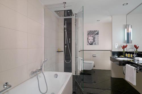 Suite Executive con acceso al salón - Cama extragrande del hotel Berlin Marriott. Foto 4