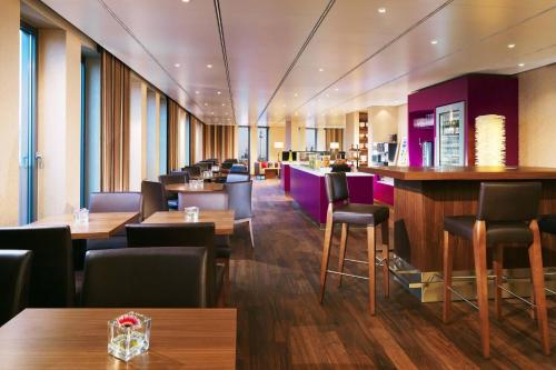 Suite Executive con acceso al salón - Cama extragrande del hotel Berlin Marriott. Foto 7