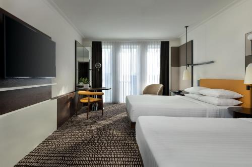 Habitación Deluxe - 2 camas dobles del hotel Berlin Marriott. Foto 2
