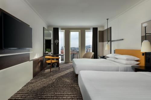Habitación Executive Panorama con acceso al salón - 2 camas dobles del hotel Berlin Marriott