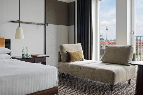 Habitación Executive Panorama con acceso al salón - Cama extragrande del hotel Berlin Marriott