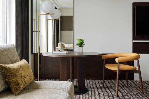 Habitación Executive Panorama con acceso al salón - Cama extragrande del hotel Berlin Marriott. Foto 1