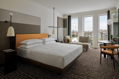 Habitación Executive Panorama con acceso al salón - Cama extragrande del hotel Berlin Marriott. Foto 2