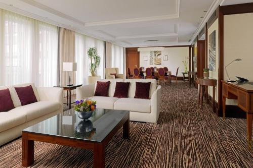 Suite Capital de 1 dormitorio con acceso al salón executive del hotel Berlin Marriott