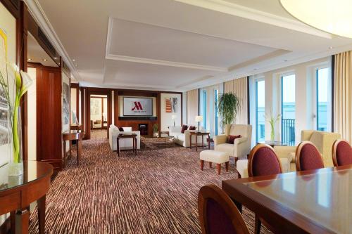 Suite Capital de 1 dormitorio con acceso al salón executive del hotel Berlin Marriott. Foto 1