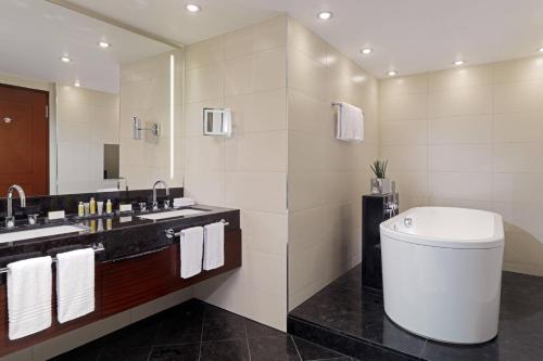 Suite Capital de 1 dormitorio con acceso al salón executive del hotel Berlin Marriott. Foto 4