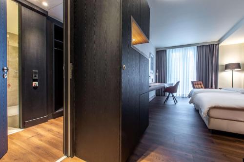 Habitación Premium con balcón del hotel Radisson Blu , Cologne. Foto 4