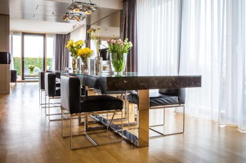 Suite Presidencial con terraza y vistas a la catedral del hotel Radisson Blu , Cologne. Foto 8