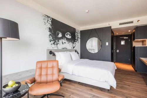 Suite Junior con vistas al jardín del hotel Radisson Blu , Cologne. Foto 4