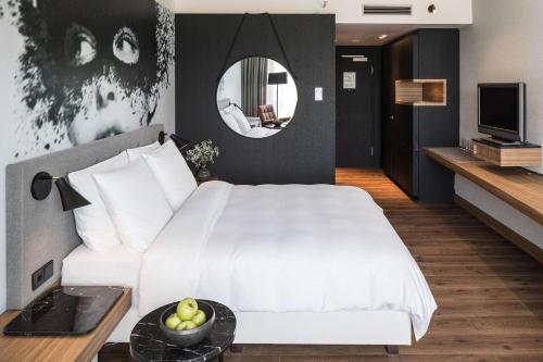 Suite Junior con vistas al jardín del hotel Radisson Blu , Cologne. Foto 6