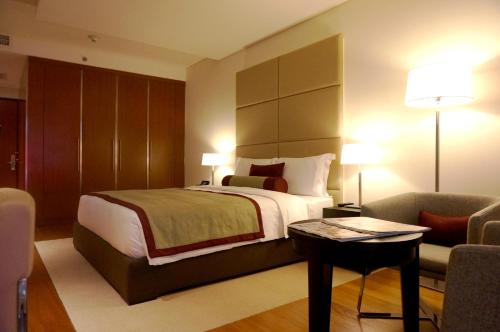 Habitación Superior con cama extragrande del hotel Oryx Airport. Foto 4
