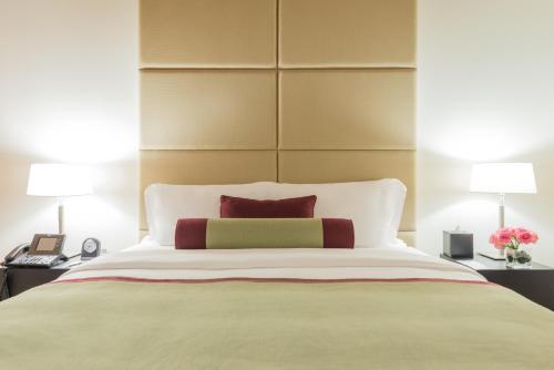 Habitación Superior con cama extragrande del hotel Oryx Airport. Foto 5