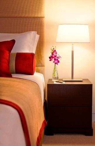 Habitación Deluxe con cama extragrande del hotel Oryx Airport. Foto 1