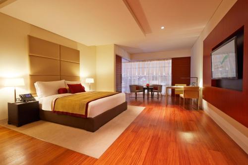 Habitación Deluxe con cama extragrande del hotel Oryx Airport. Foto 4