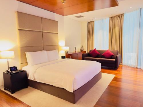 Suite Lujo 1 Cama queen 2 Camas individuales del hotel Oryx Airport. Foto 1