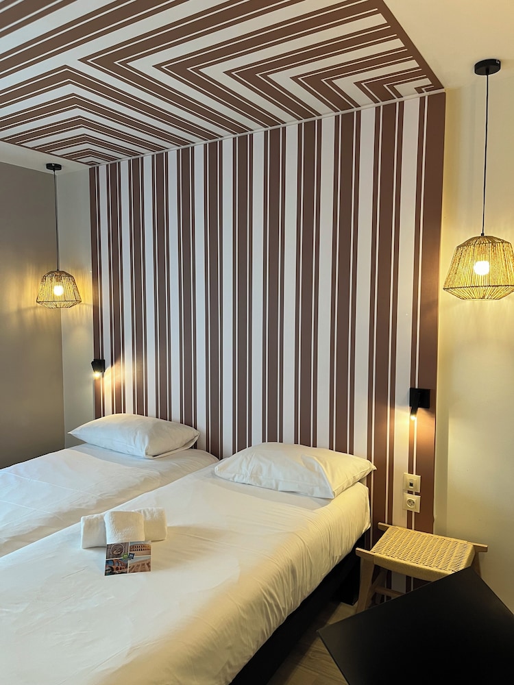 Habitación Estándar 2 Camas Individuales del hotel Ibis Styles Nimes Gare Centre. Foto 1