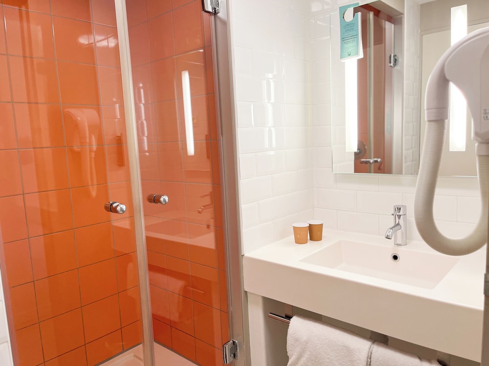 Habitación doble 1 Cama doble del hotel Ibis Styles Nimes Gare Centre. Foto 8