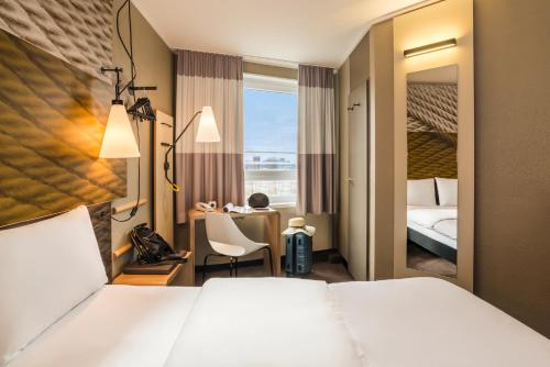 Habitación Estándar - Cama extragrande del hotel Ibis Heidelberg Hauptbahnhof. Foto 2