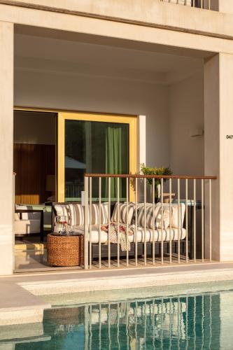 Habitación Signature con cama extragrande, balcón y acceso a la piscina del hotel Victoria Golf Resort and Spa Managed by Accor. Foto 1